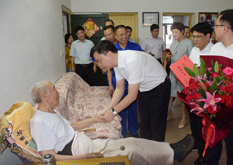 市領(lǐng)導廖健慰問(wèn)衡鋼老黨員