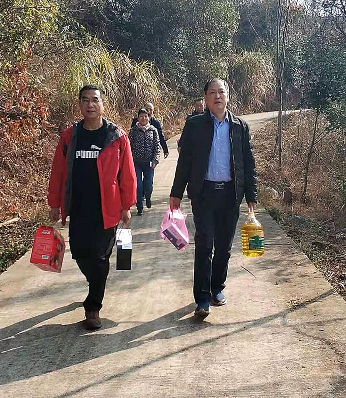 春節前夕程斯祥率隊慰問(wèn)精準扶貧戶(hù)寧方忠.JPG