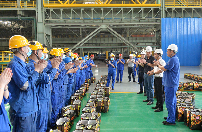 2021.08.23省有色冶金工會(huì )為衡鋼高溫一線(xiàn)職工送清涼 (3).JPG