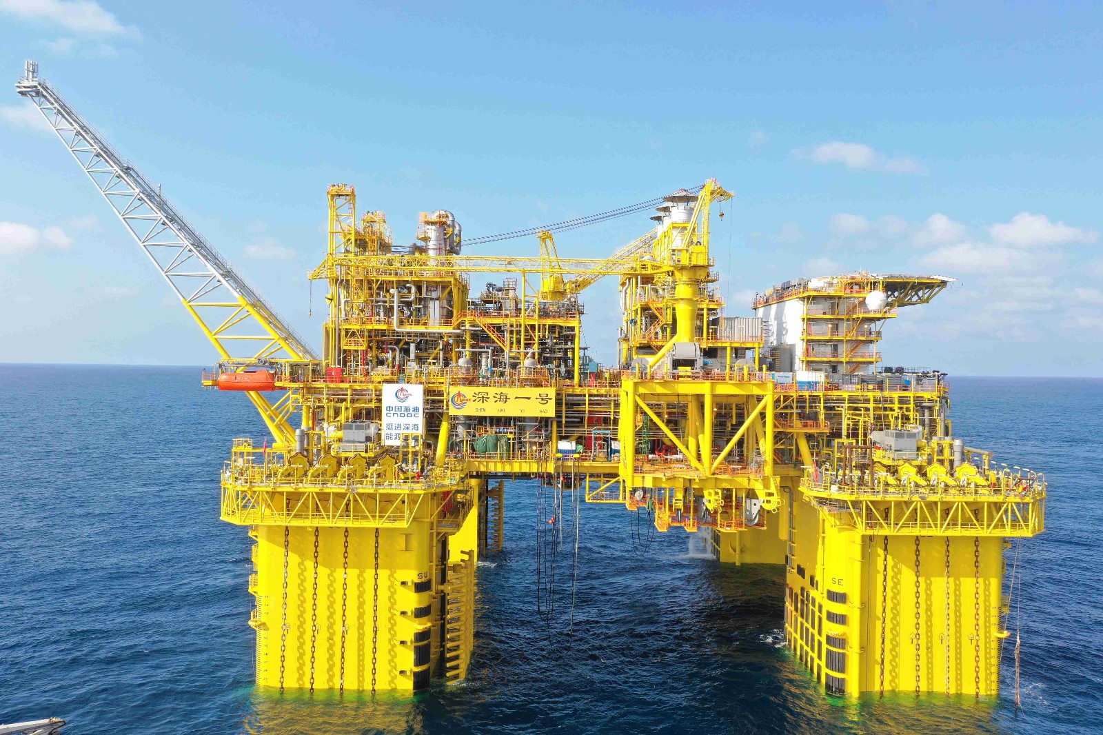 衡鋼自主研發(fā)的特殊用途海管填補了國內空白，獨家供應我國自營(yíng)深水大氣田；X65QO海底管線(xiàn)管創(chuàng  )造中國海管鋪設新紀錄，刻下1542米“中國深度”。(1).jpg